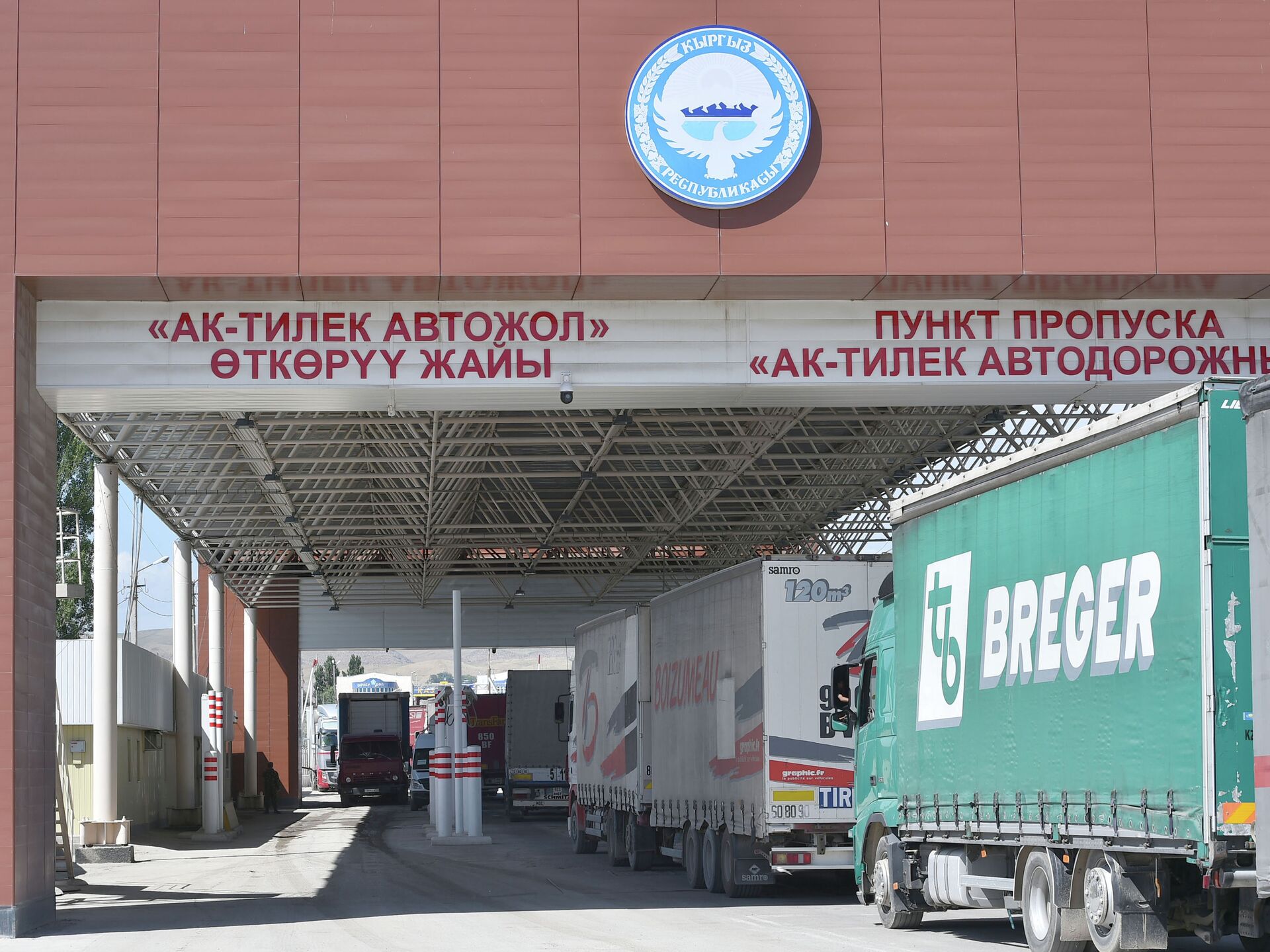В очереди на КПП «Ак-Тилек» 430 фур — Погранслужба о ситуации на границе с РК