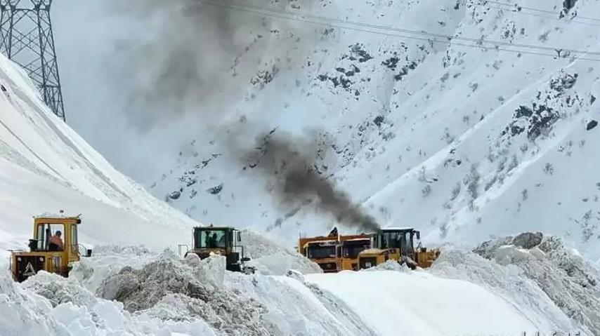 Опасность схода лавин на дорогах Таджикистана сохраняется